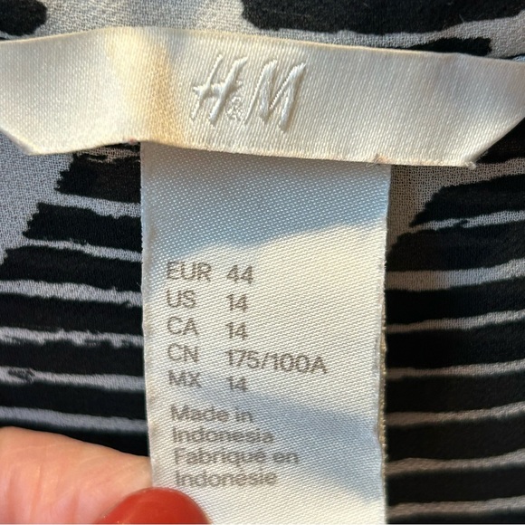 H&M Black White Chevron Pattern Button-up Sleeveless Blouse 14 - Picture 3 of 7